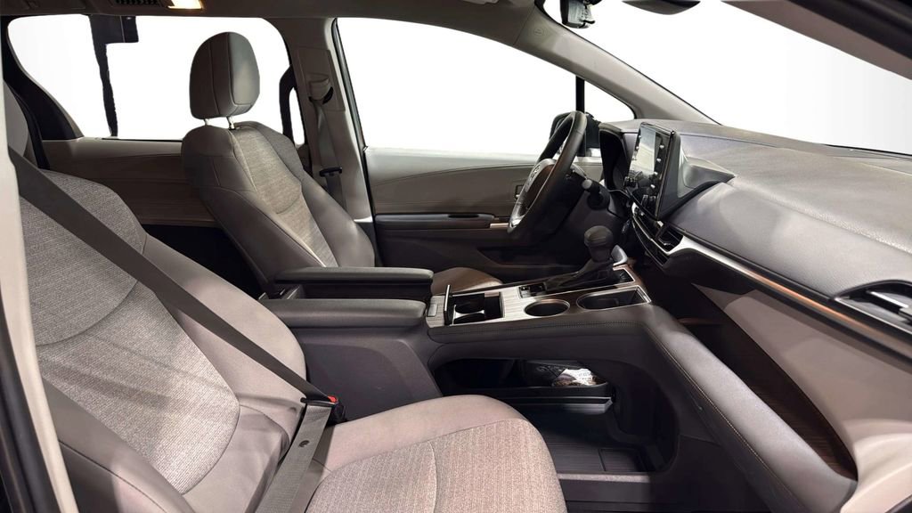 Used 2024 Toyota Sienna LE AWD/4WD image 11
