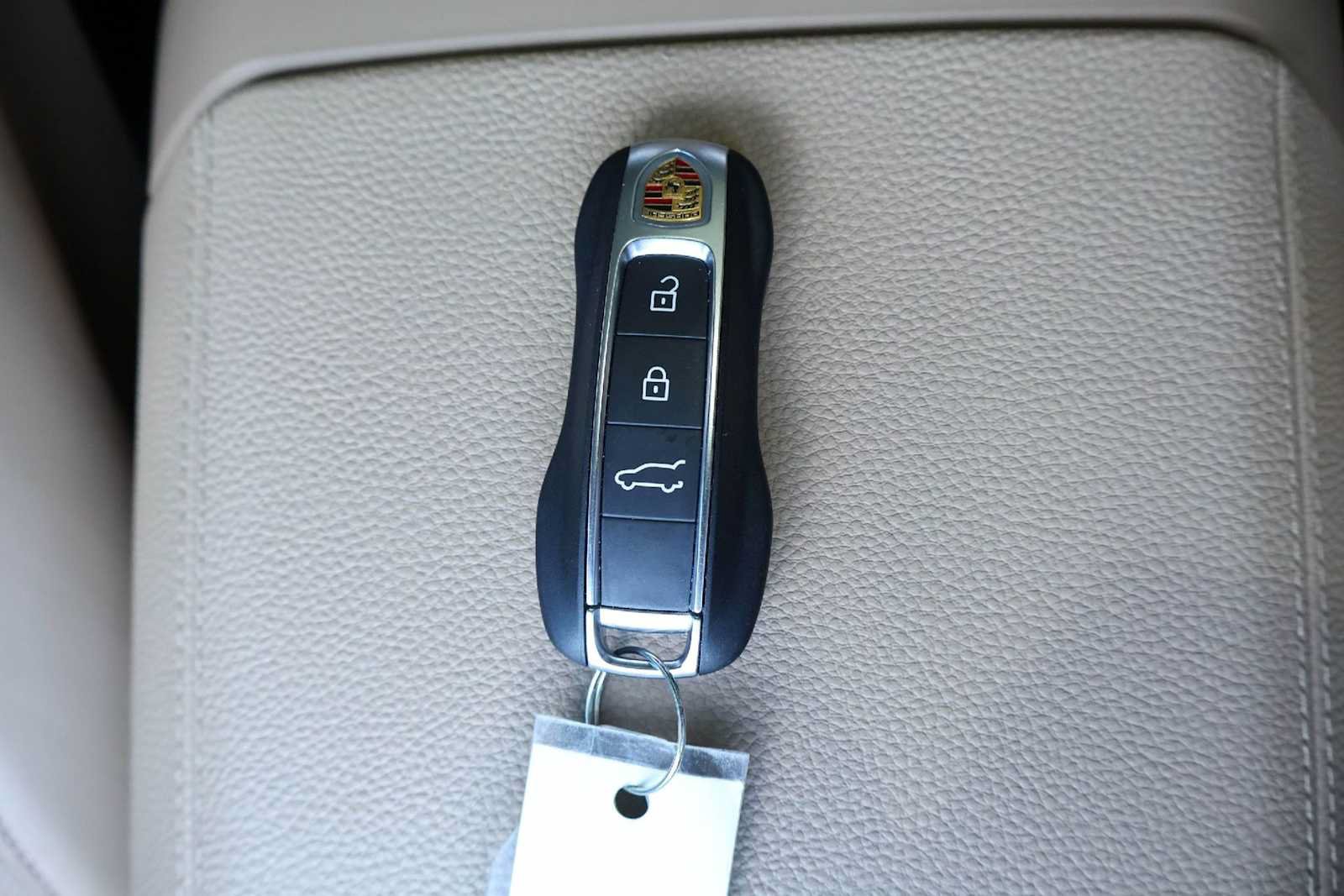 Used 2022 Porsche Cayenne AWD/4WD image 19
