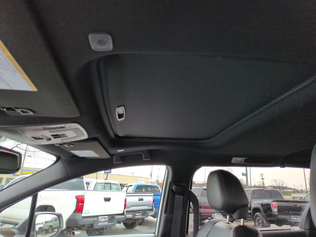 Used 2025 Toyota Sienna XSE w/ XSE Plus Package image 21