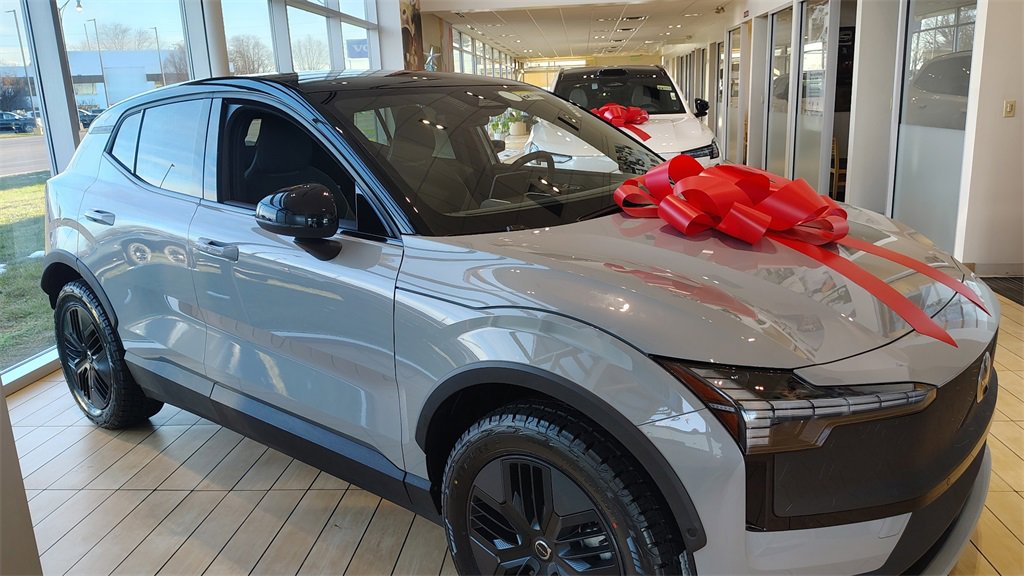 New 2026 Volvo EX30 Cross Country Ultra image 2