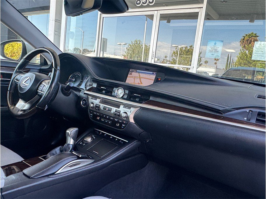 Used 2016 Lexus ES 300h w/ Luxury Package w/Wood Trim FWD image 22