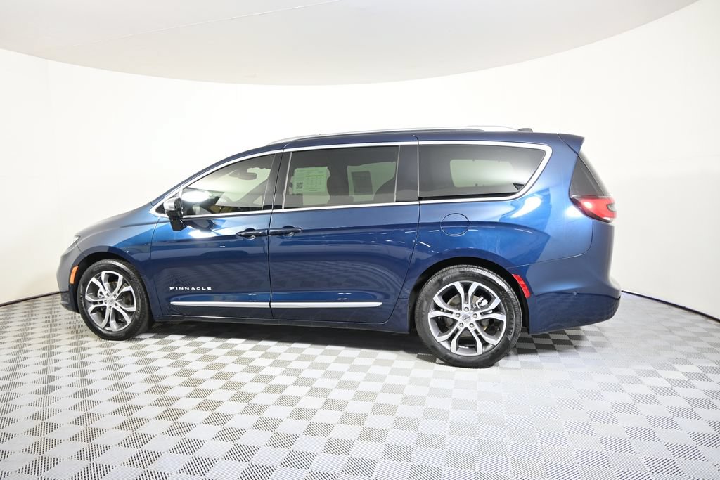 Used 2025 Chrysler Pacifica Pinnacle w/ Trailer Tow Group FWD image 3