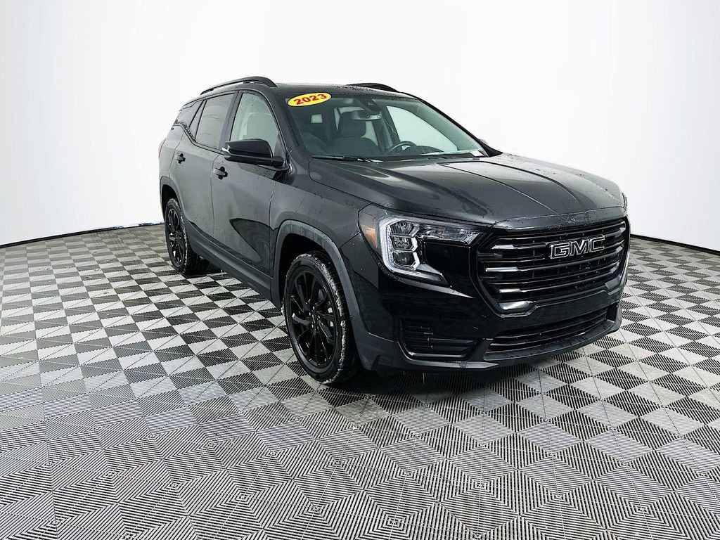 Used 2023 GMC Terrain SLE w/ Driver Convenience Package image 2