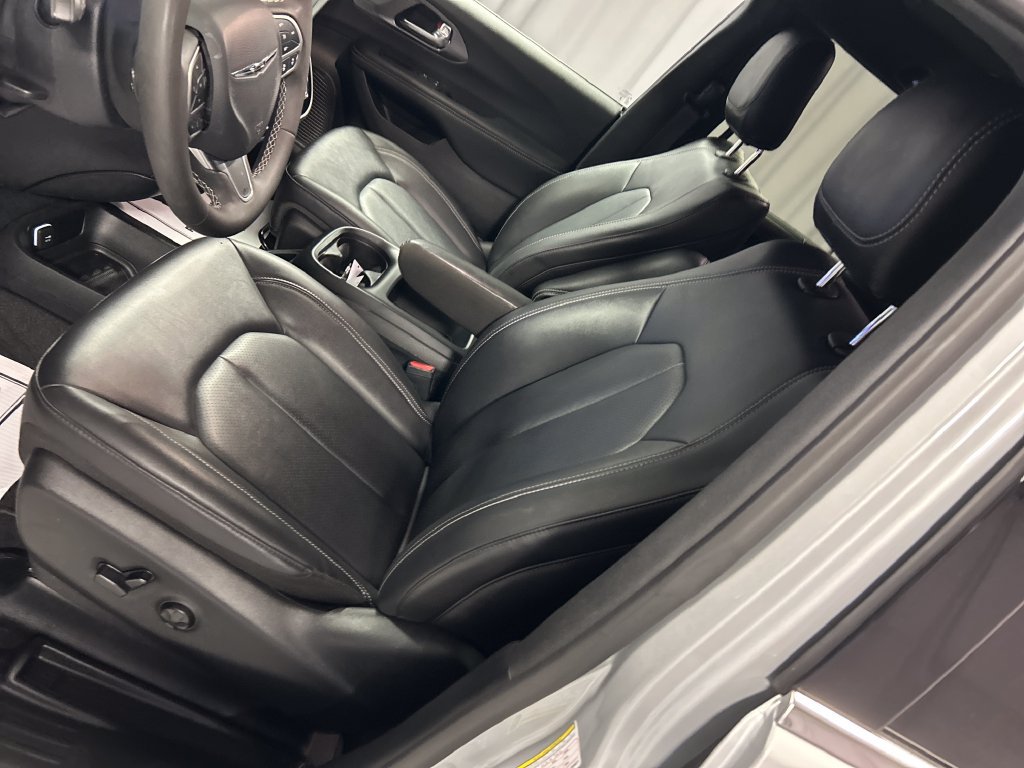 Used 2026 Chrysler Pacifica Select FWD image 12