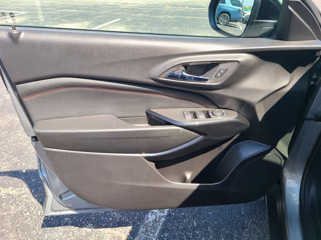 Used 2025 Chevrolet Trax RS FWD image 19