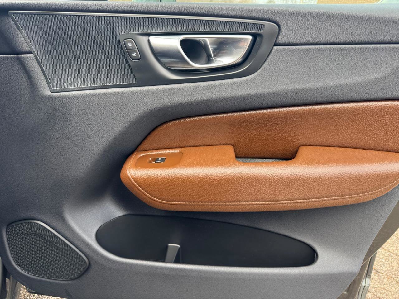 Used 2018 Volvo XC60 T6 Momentum w/ Vision Package image 22