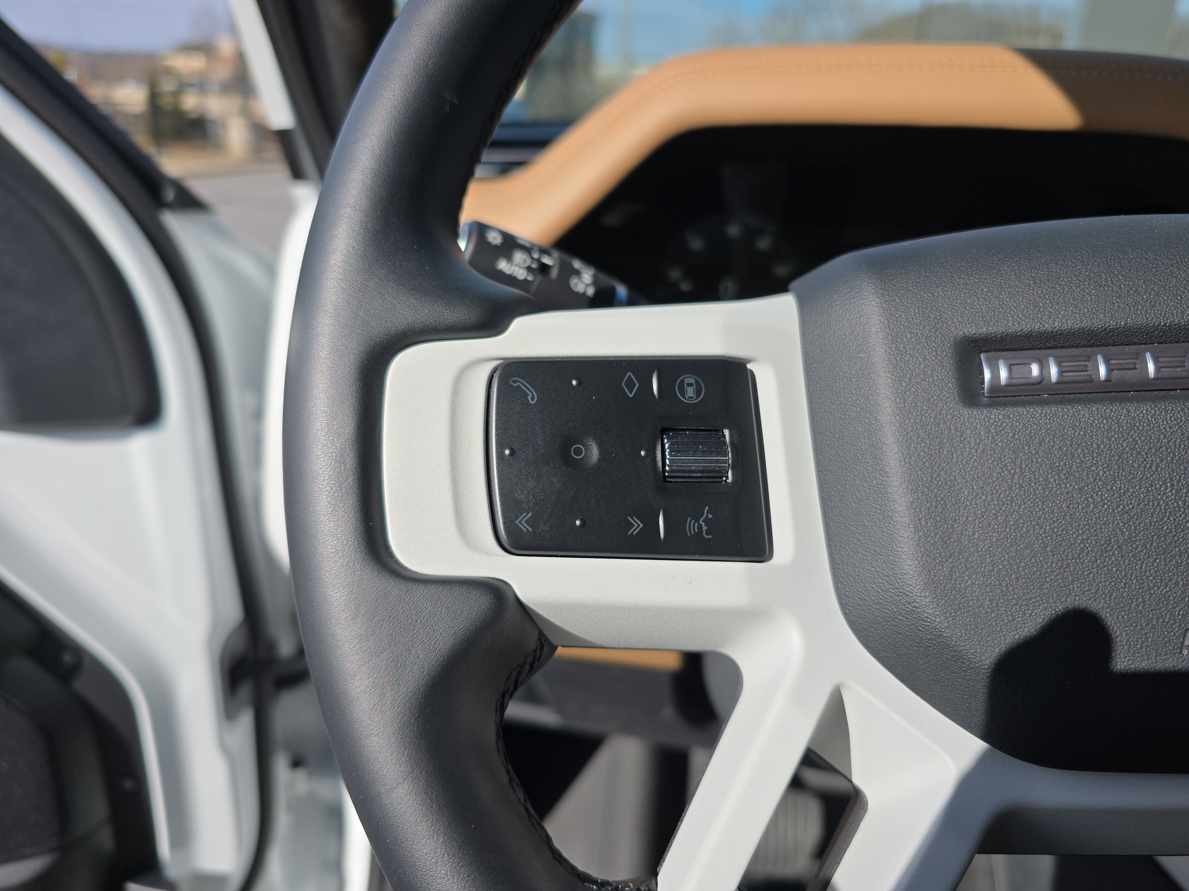 Certified 2025 Land Rover Defender 110 X-Dynamic SE AWD/4WD image 34