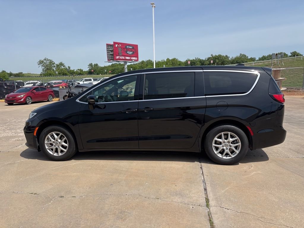 Used 2025 Chrysler Pacifica Select FWD image 3