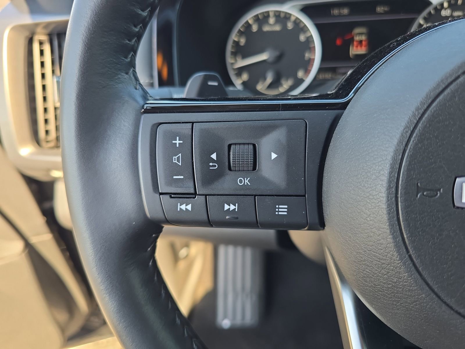 Used 2024 Nissan Pathfinder SL w/ SL Premium Package image 23