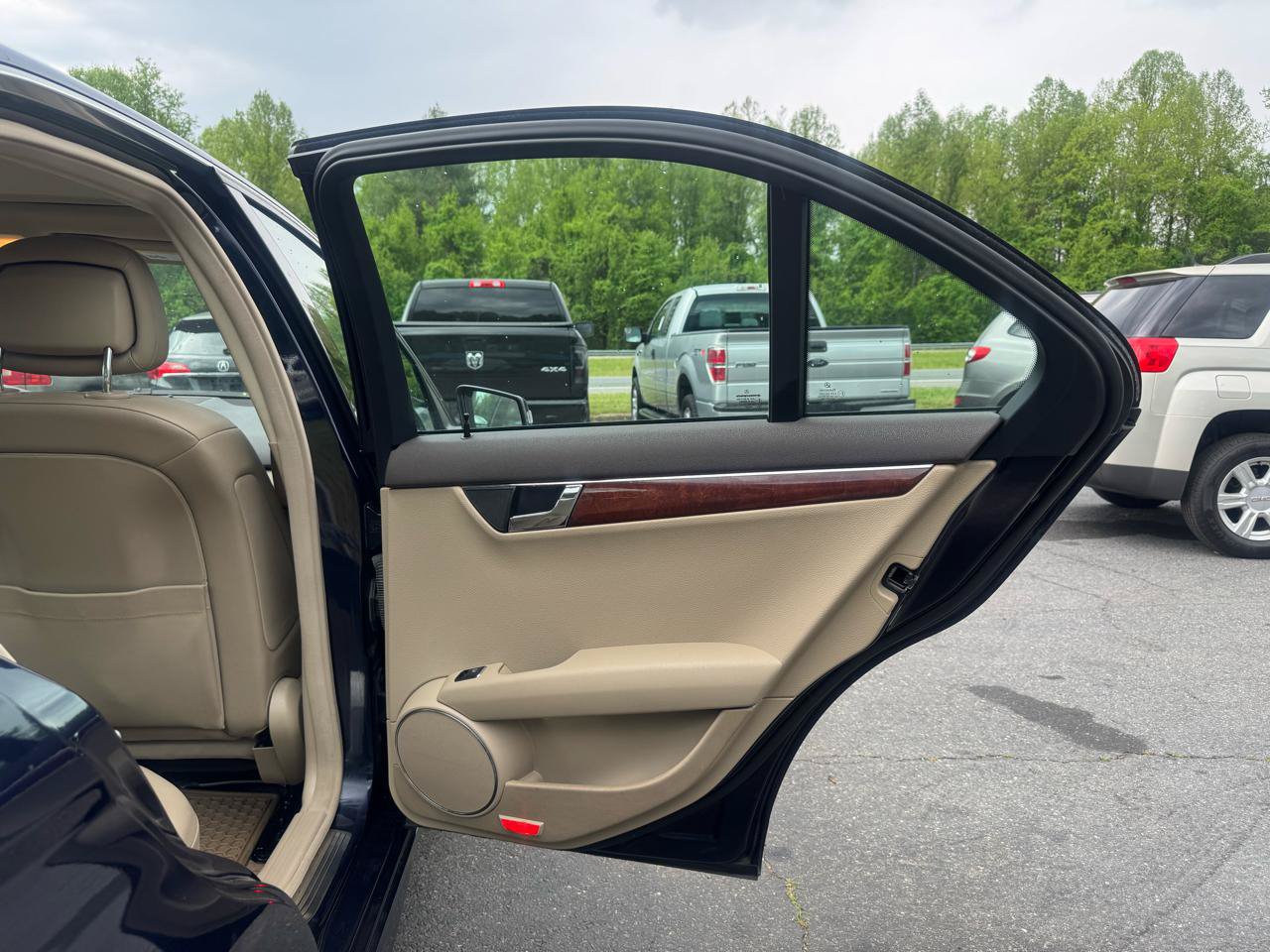 Used 2011 Mercedes-Benz C 300 4MATIC Sedan image 15