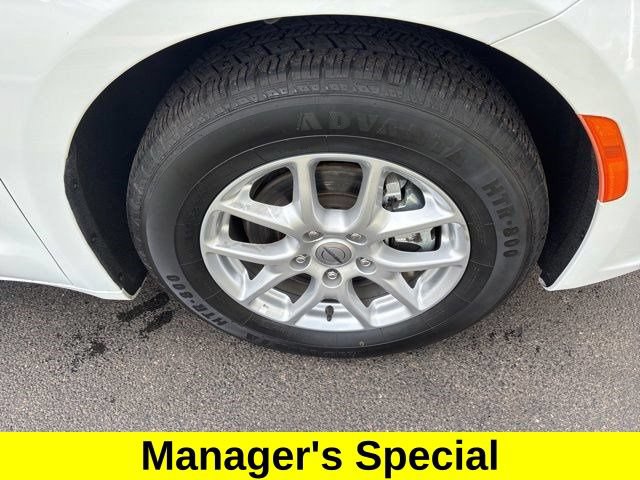 Used 2023 Chrysler Pacifica Touring FWD image 38