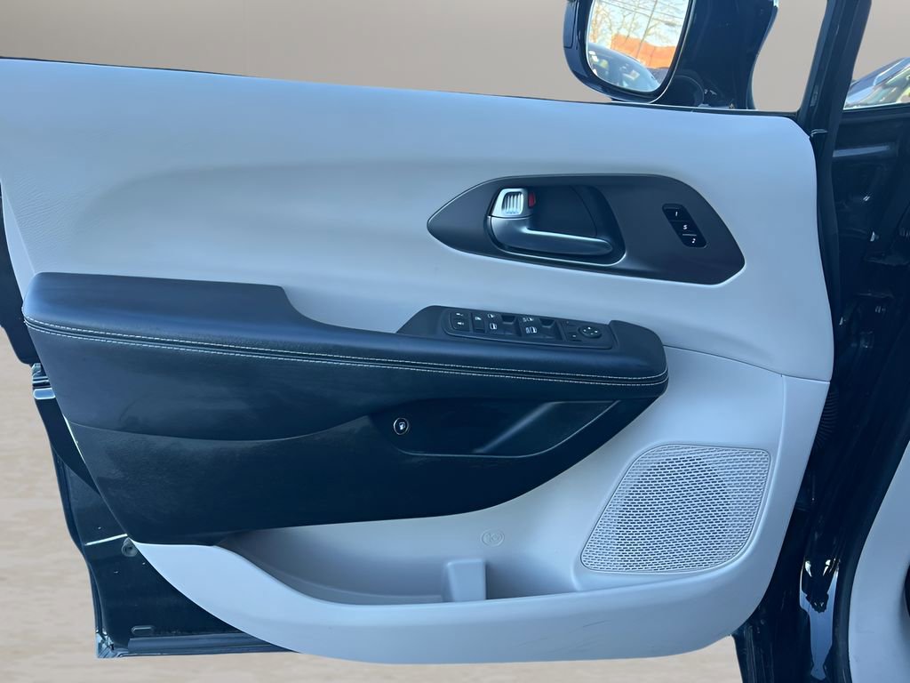 Used 2024 Chrysler Pacifica Select image 26