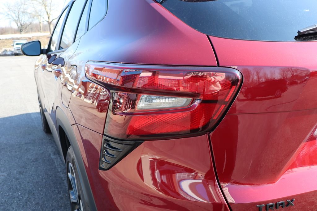 Used 2024 Chevrolet Trax RS w/ Driver Confidence Package image 28