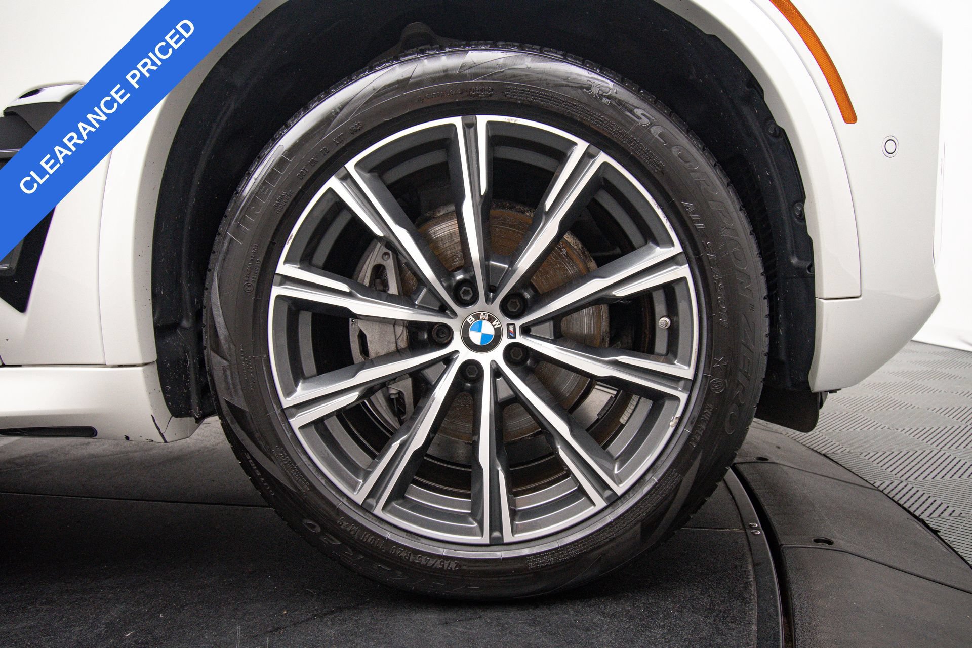 Used 2024 BMW X5 xDrive40i w/ M Sport Package AWD/4WD image 31