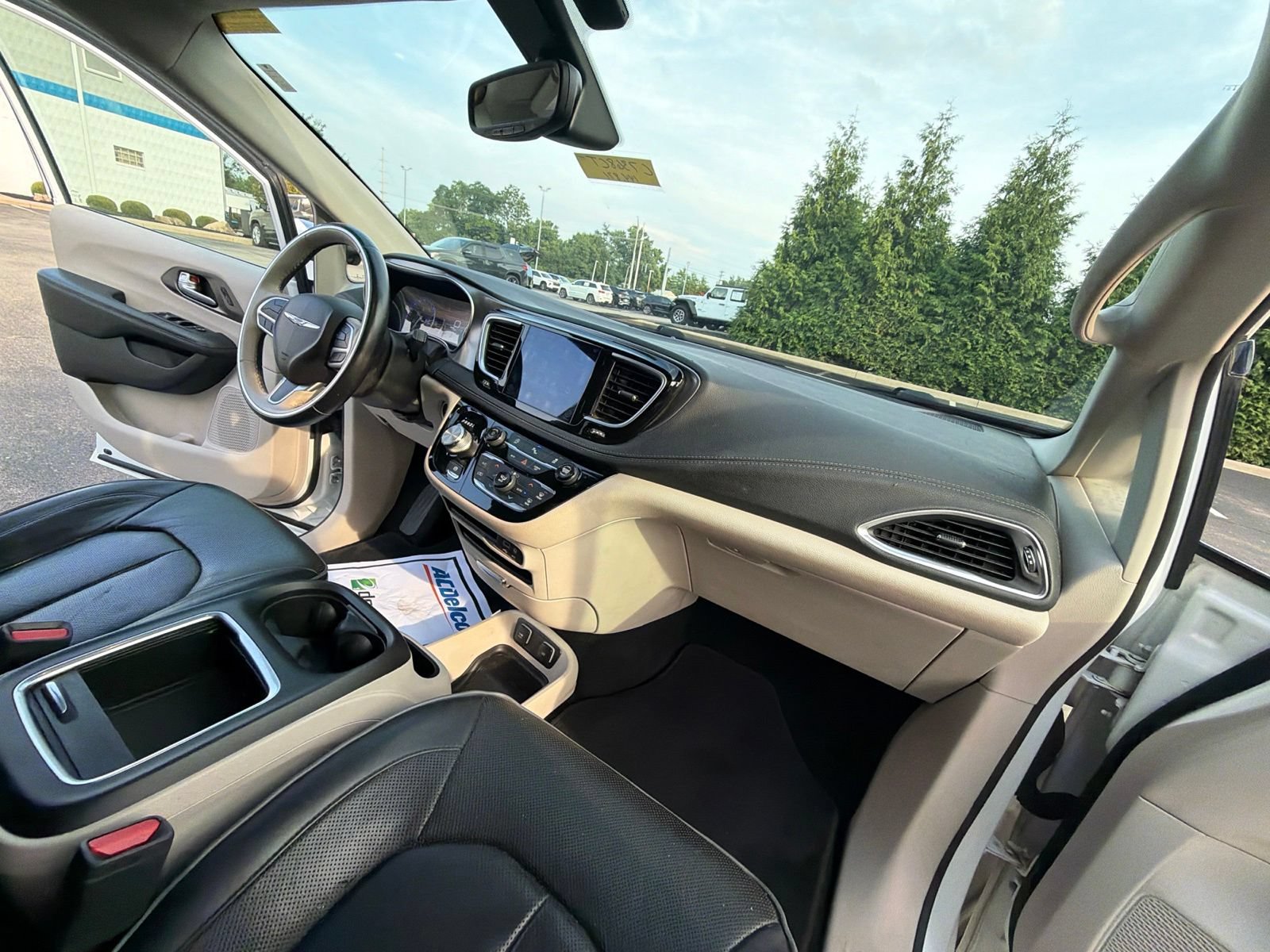 Used 2018 Chrysler Pacifica Limited FWD image 27
