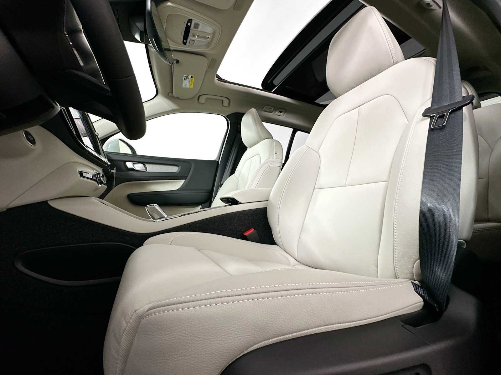 Used 2025 Volvo XC40 B5 Plus w/ Protection Package Premier image 16