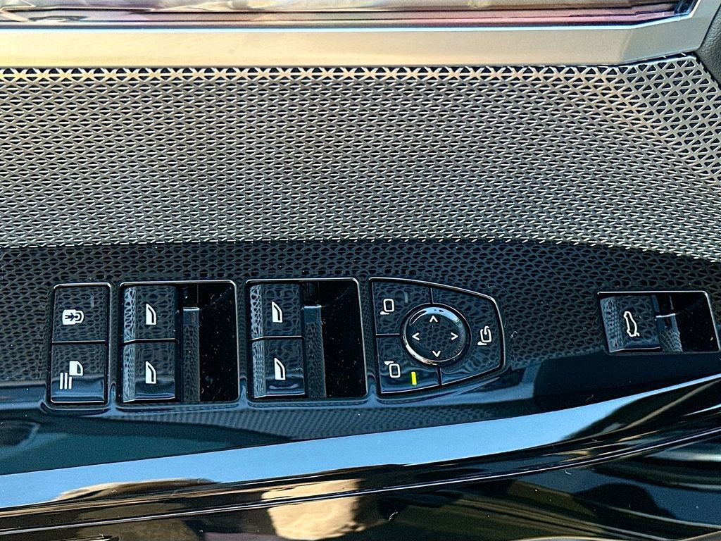 Used 2023 BMW 760i xDrive image 18