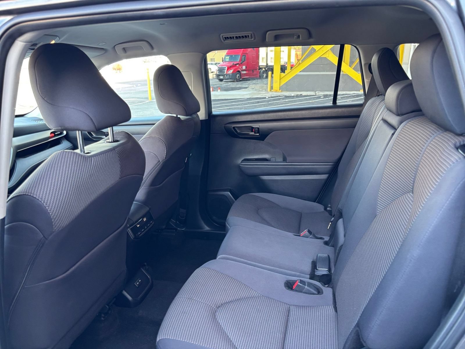 Used 2025 Toyota Highlander LE FWD image 25