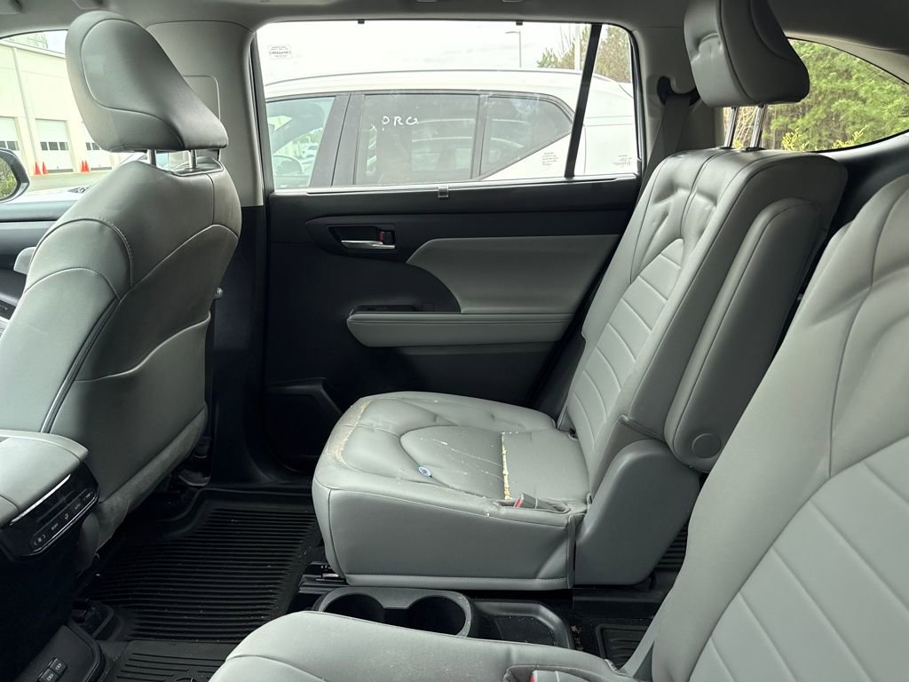 Used 2023 Toyota Highlander XLE image 16