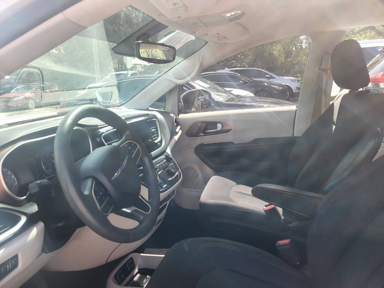 Used 2017 Chrysler Pacifica Touring w/ Tire & Wheel Group FWD image 60