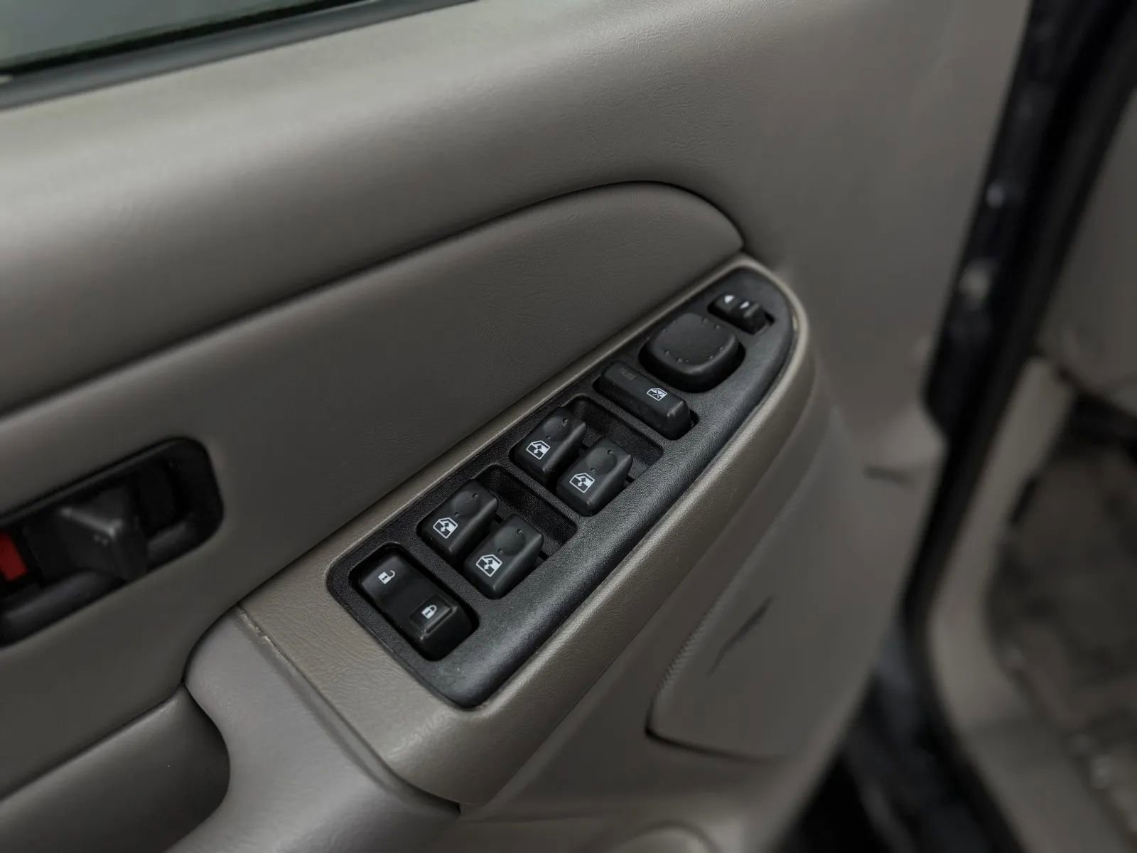 Used 2006 Chevrolet Suburban LS w/ Smart Select Package image 24