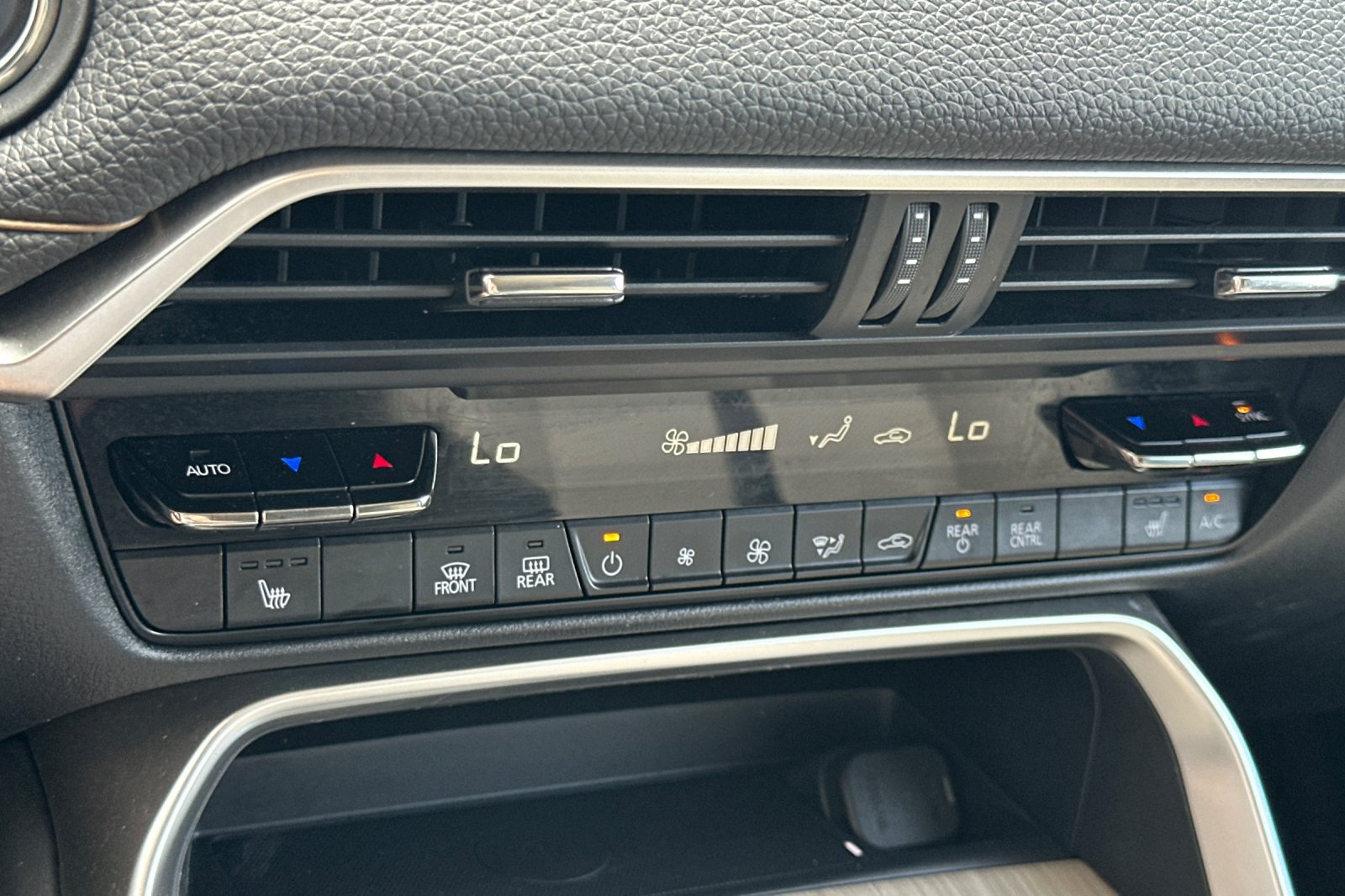 Certified 2024 MAZDA CX-90 Plug-In Hybrid w/ Premium Pkg AWD/4WD image 19
