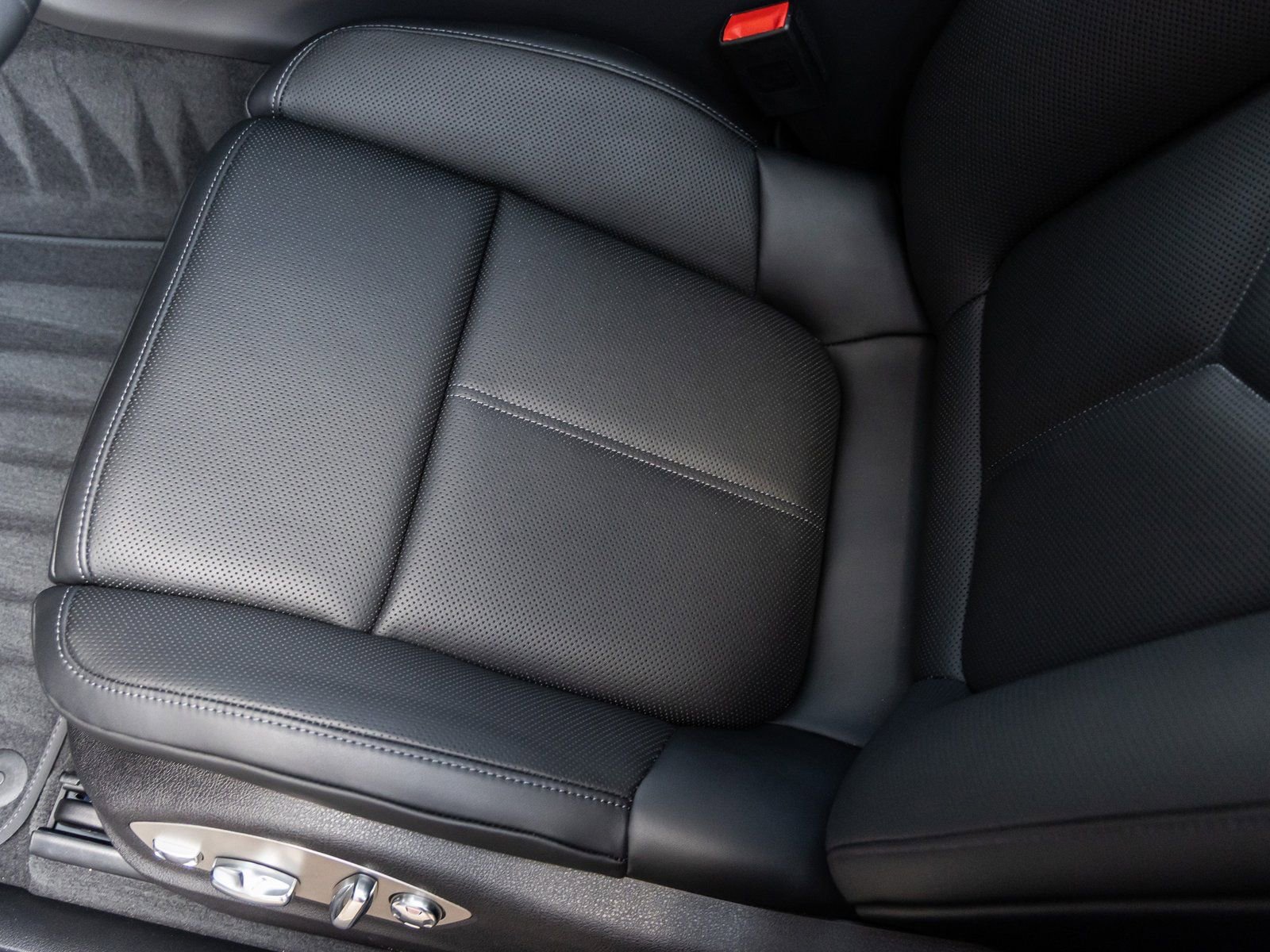 Certified 2025 Porsche Macan image 23