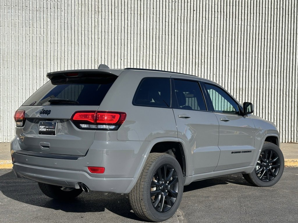 Used 2022 Jeep Grand Cherokee Laredo X image 5