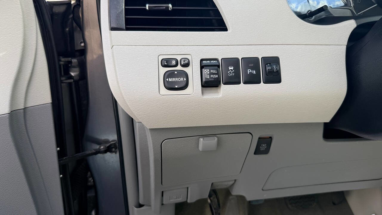 Used 2012 Toyota Sienna Limited w/ Premium Pkg image 22
