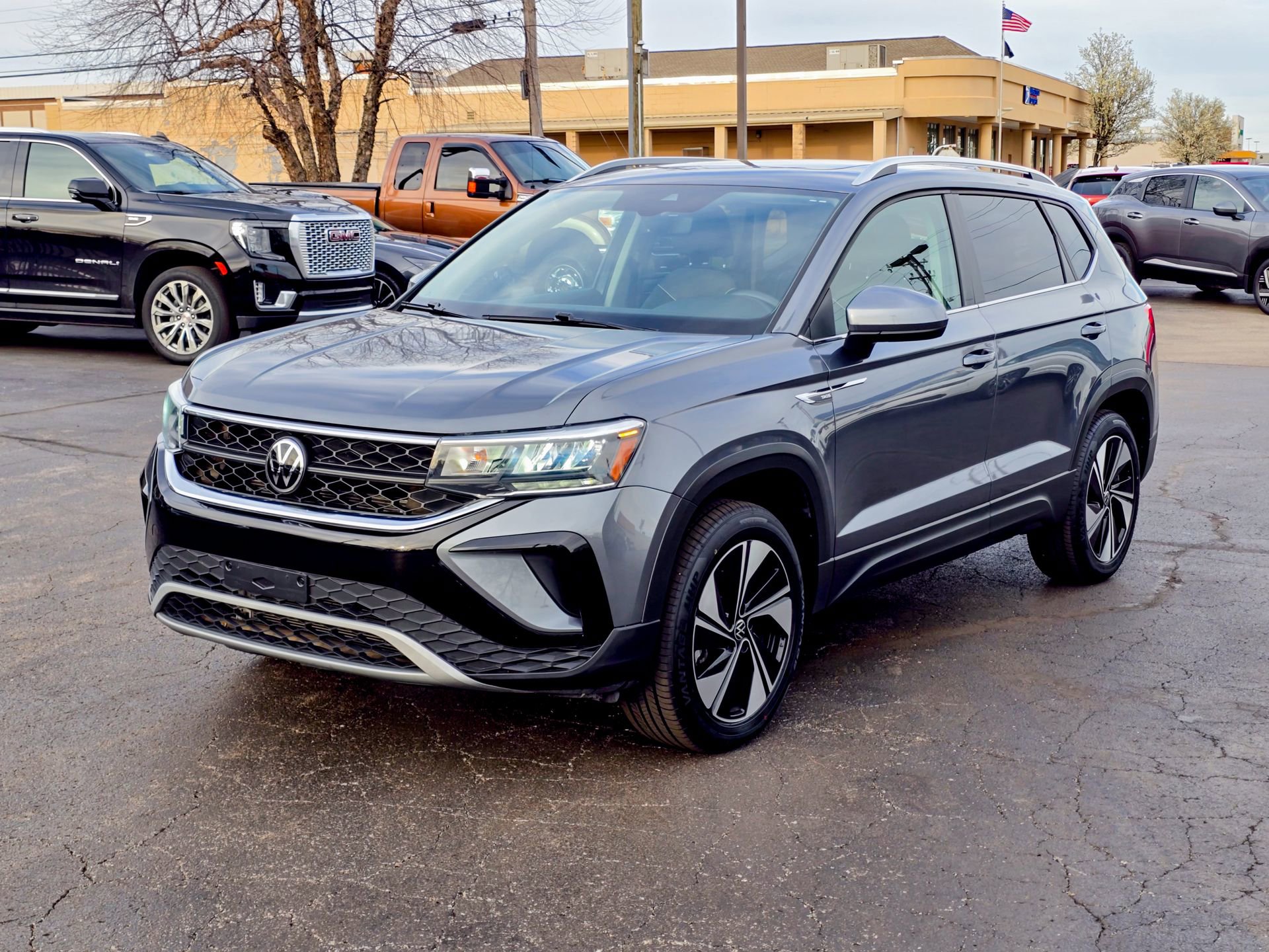 Used 2024 Volkswagen Taos SE w/ Panoramic Sunroof Package image 9