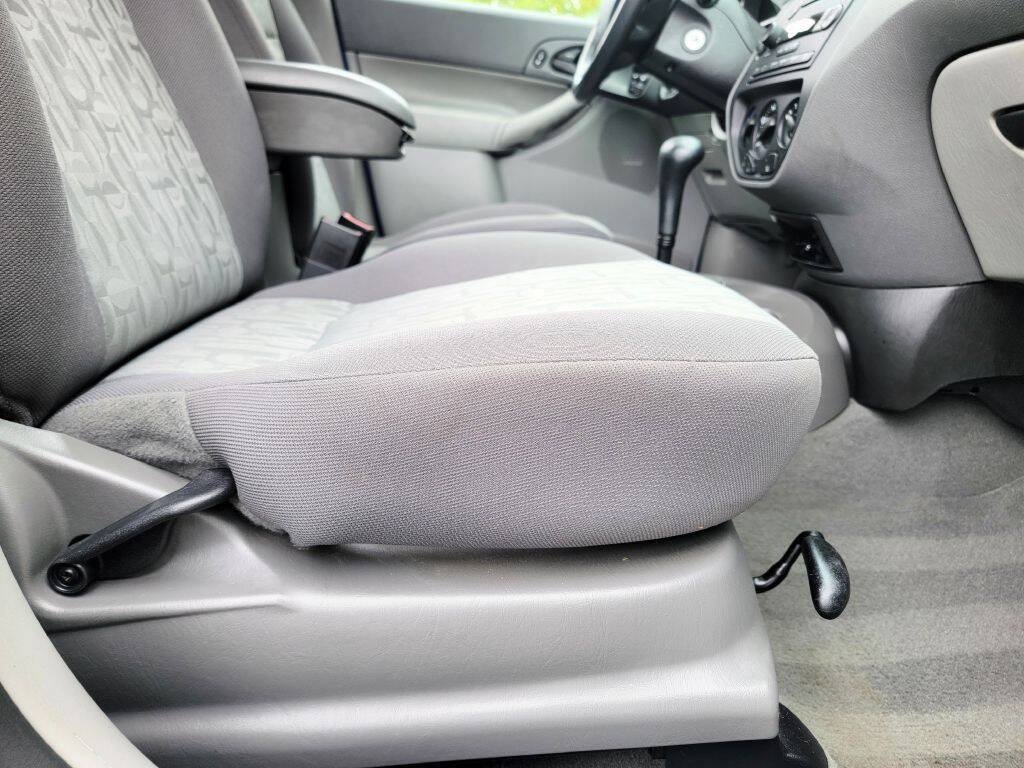 Used 2005 Ford Focus ZX4 Sedan FWD image 20