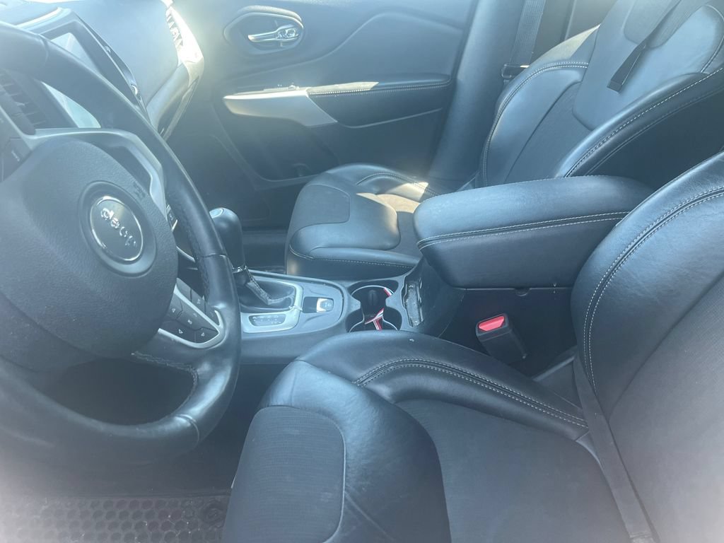 Used 2018 Jeep Cherokee Latitude Plus w/ Cold Weather Group AWD/4WD image 8
