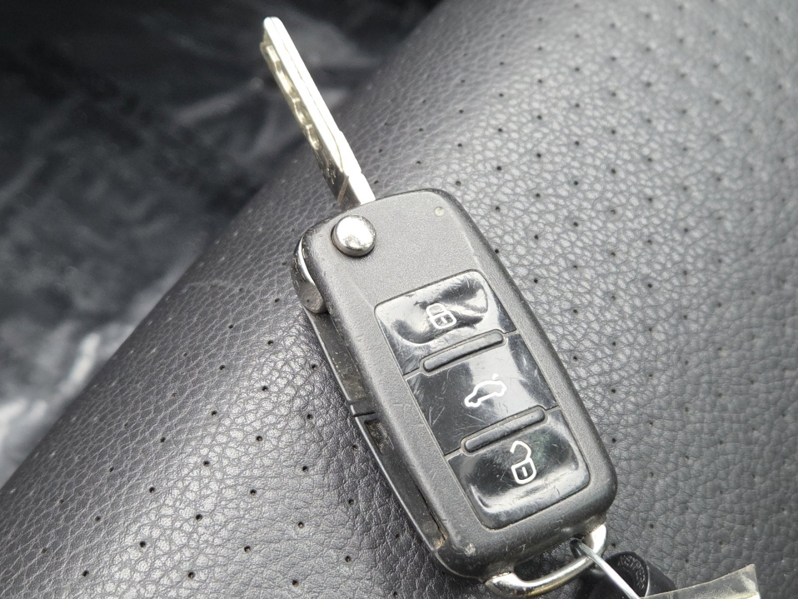 Used 2011 Volkswagen Tiguan S image 32