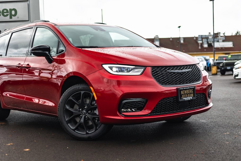 New 2026 Chrysler Pacifica Select w/ S Appearance Package image 3