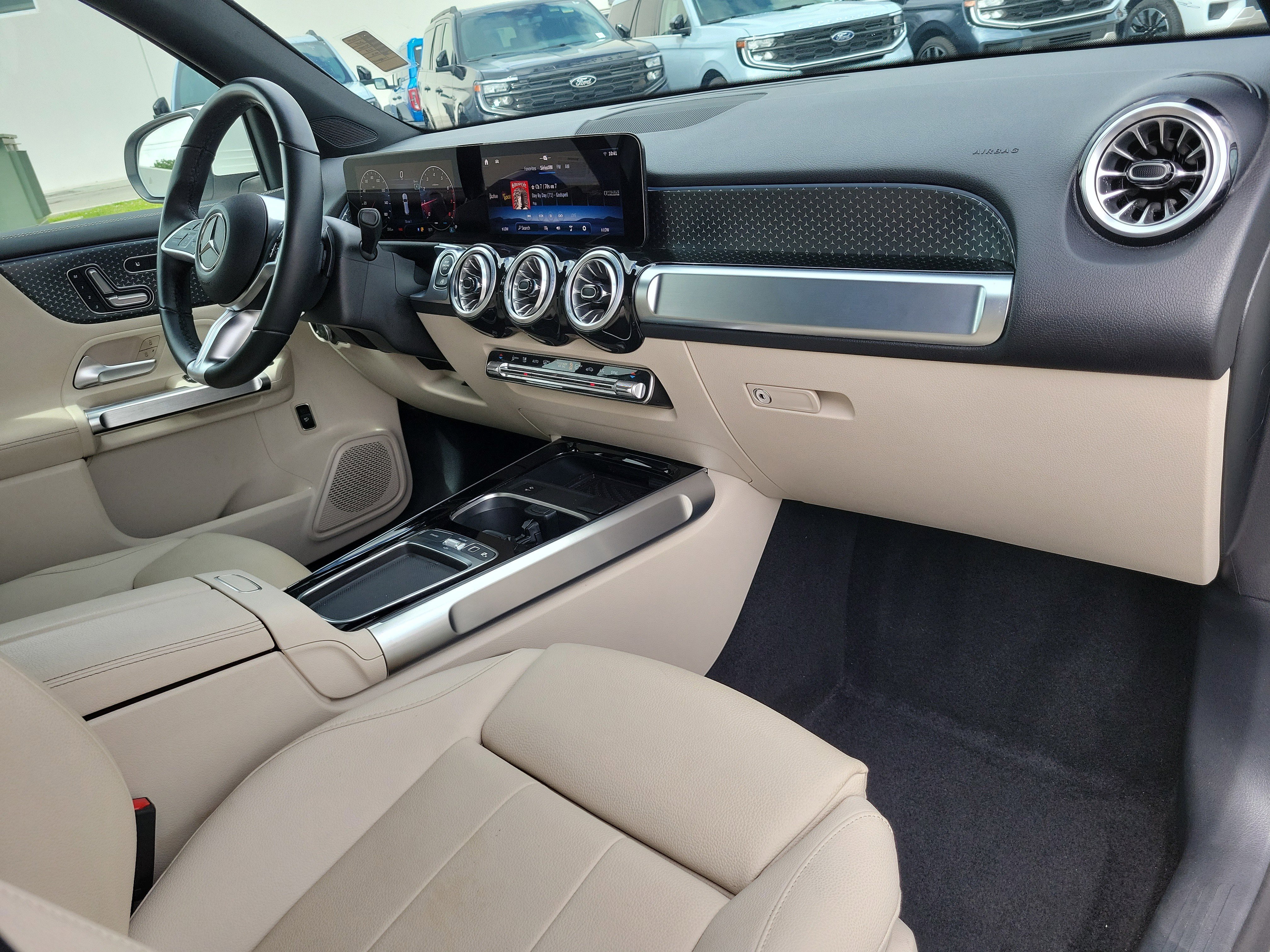 Used 2025 Mercedes-Benz GLB 250 image 17