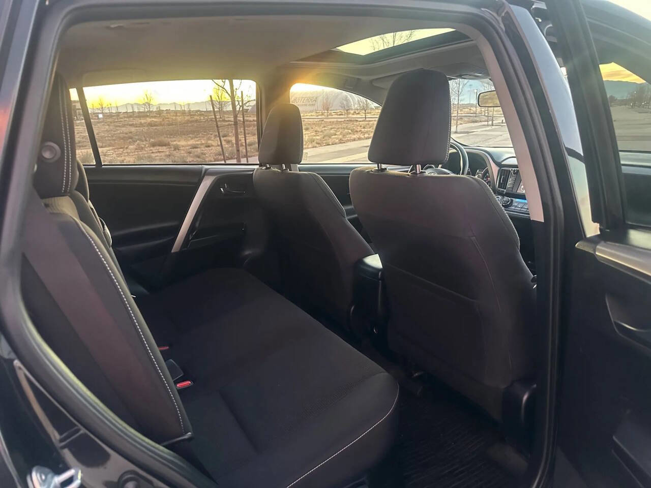 Used 2018 Toyota RAV4 LE image 27