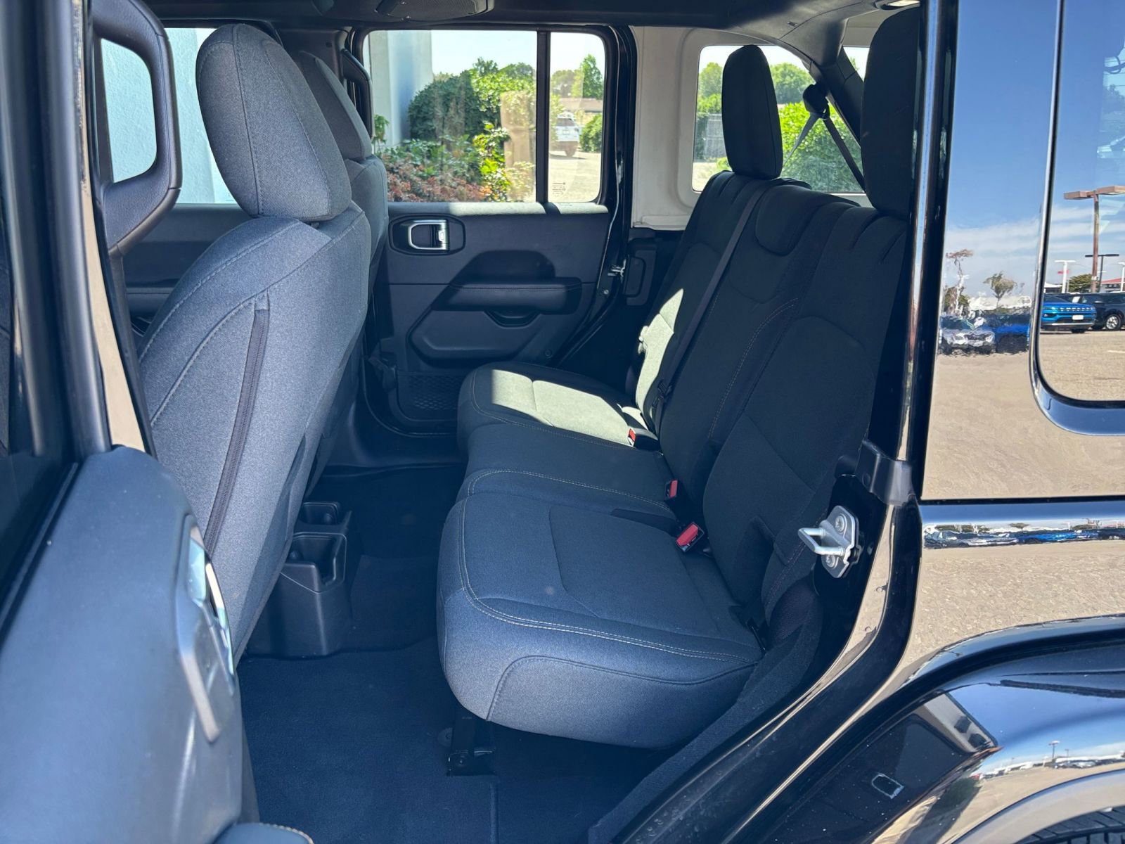 Used 2025 Jeep Wrangler Unlimited Sahara AWD/4WD image 25
