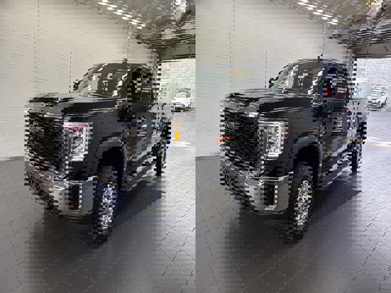 Used 2022 GMC Sierra 2500 Pro w/ Convenience Package image 4