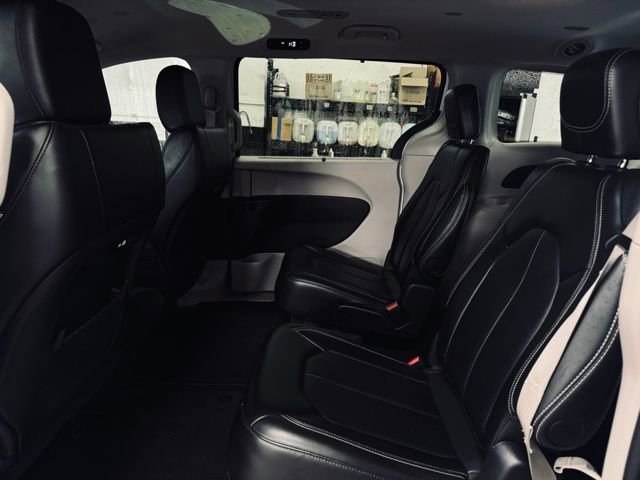 Used 2024 Chrysler Pacifica Touring-L image 17