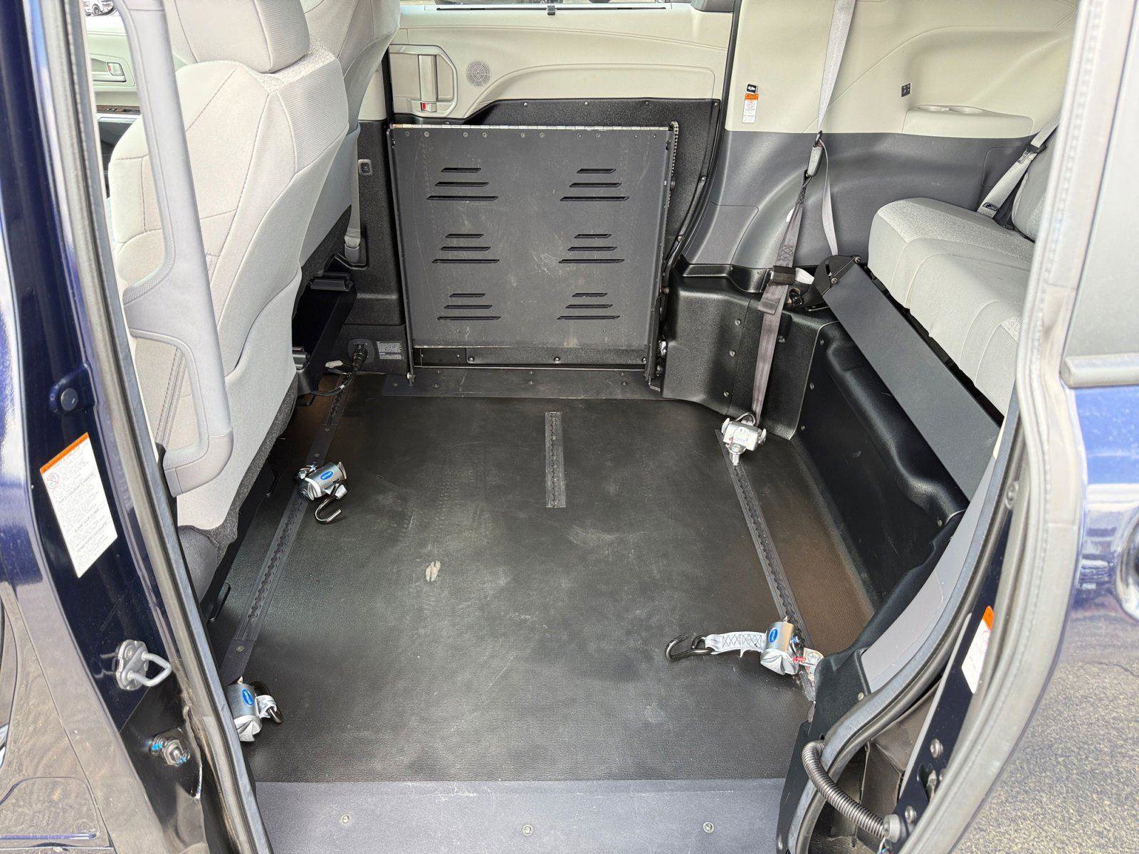 Used 2024 Toyota Sienna LE FWD image 12