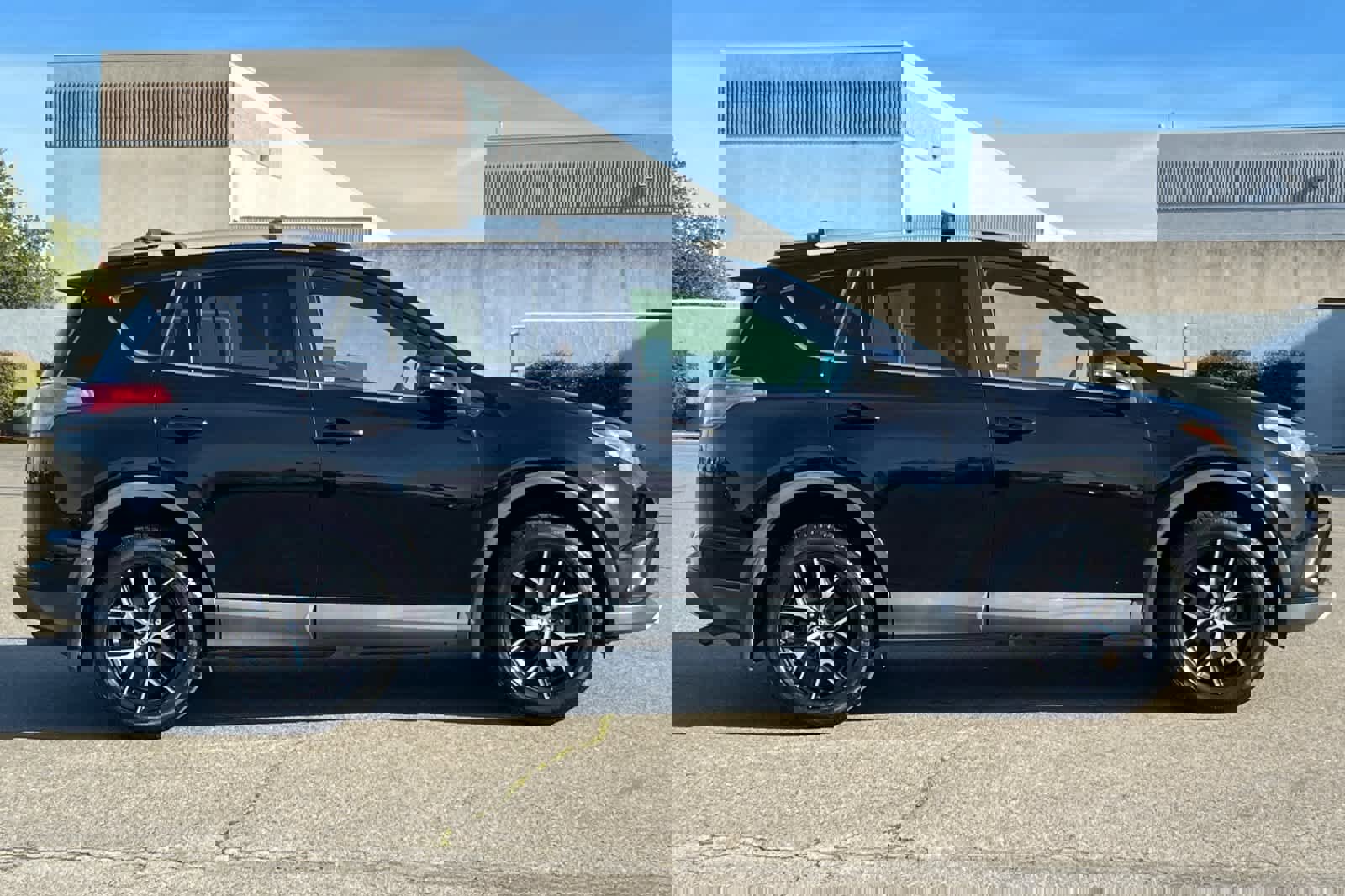 Used 2016 Toyota RAV4 SE image 6