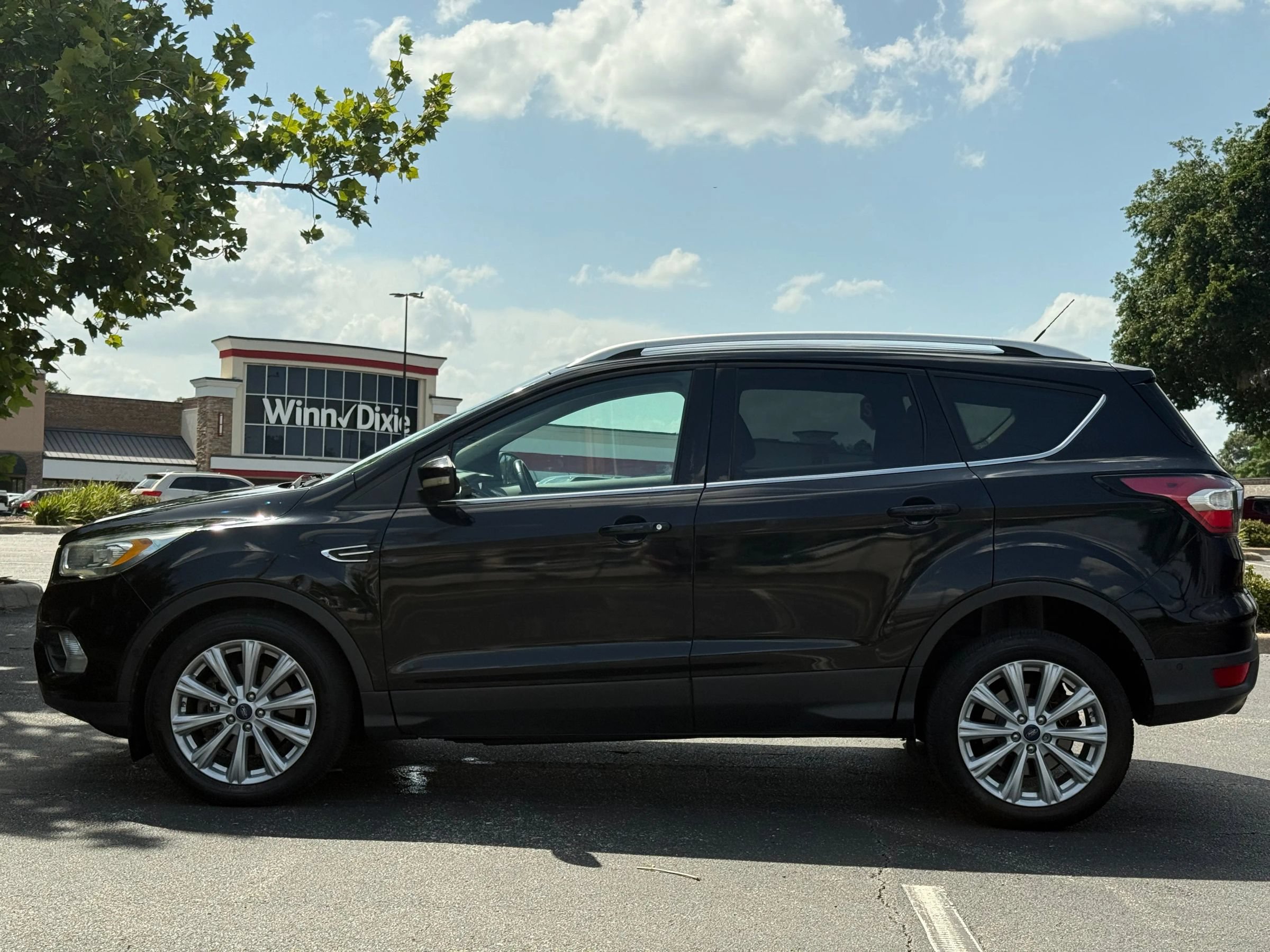 Used 2017 Ford Escape Titanium w/ Equipment Group 301A AWD/4WD image 8