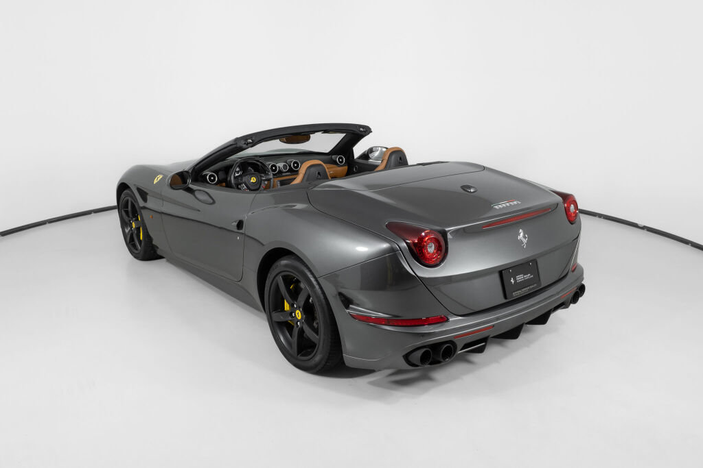 Used 2016 Ferrari California T RWD image 5