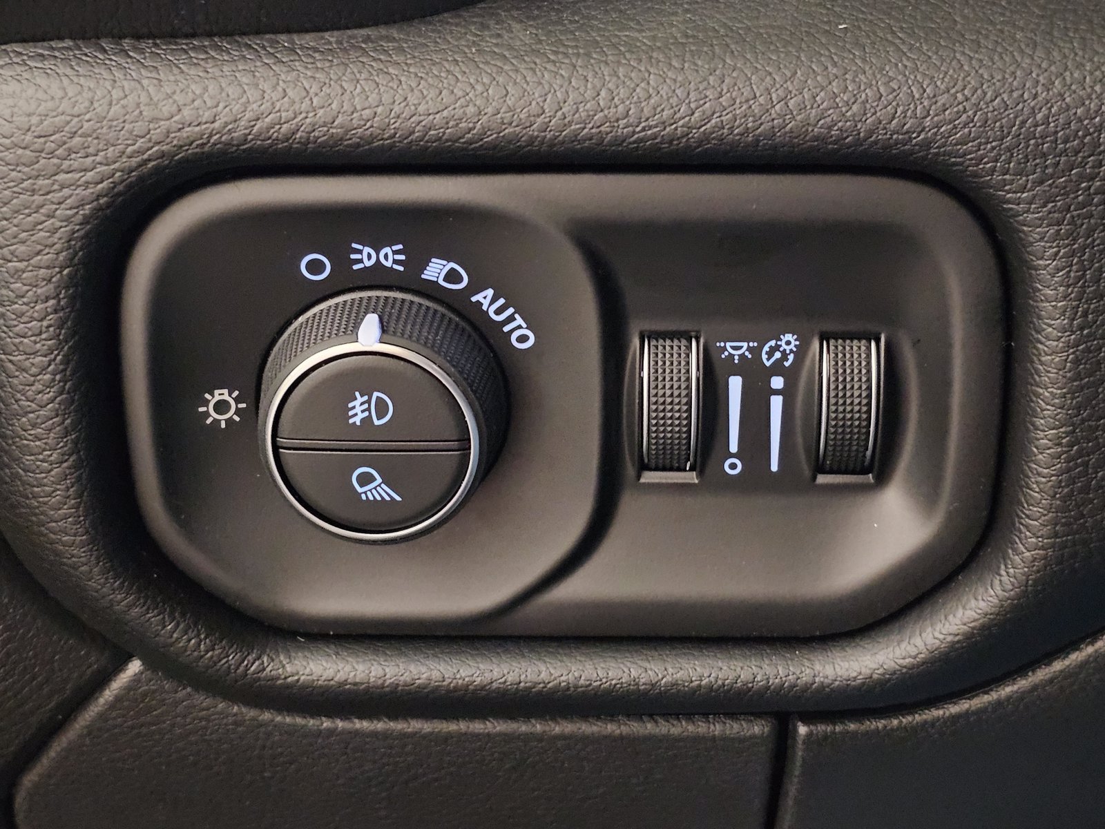 New 2026 RAM 2500 Laramie AWD/4WD image 18