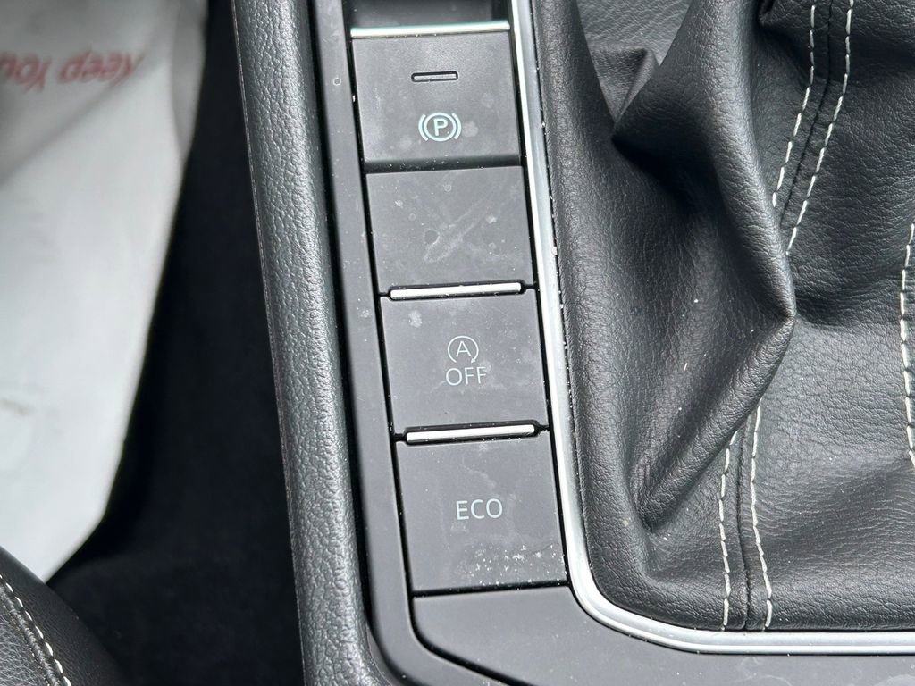 Used 2025 Volkswagen Jetta SE FWD image 28