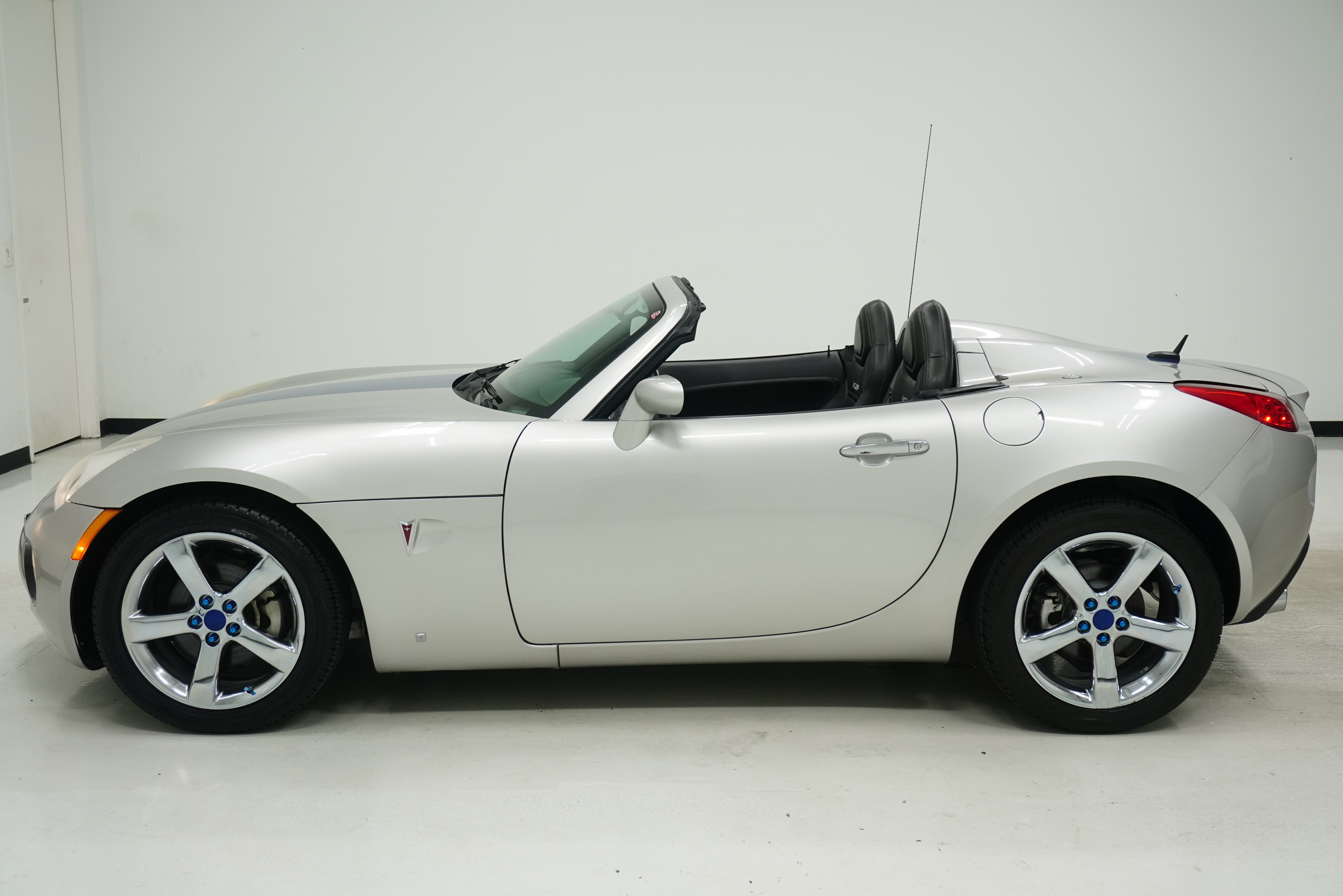 Used 2008 Pontiac Solstice GXP w/ Premium Package RWD image 9