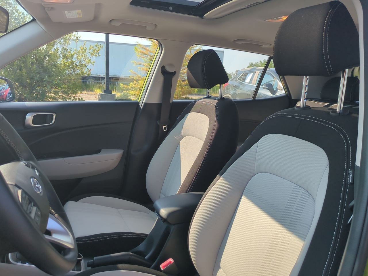 Used 2023 Hyundai Venue SEL FWD image 16