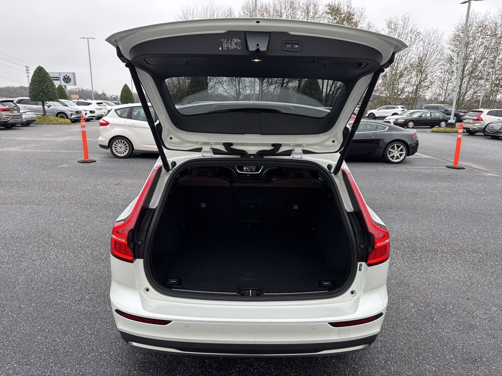 Used 2025 Volvo V60 B5 Cross Country Plus image 10