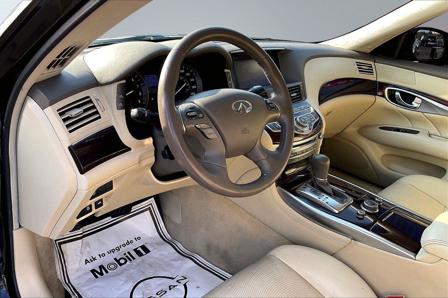 Used 2018 INFINITI Q70 Luxe w/ Cargo Package RWD image 15