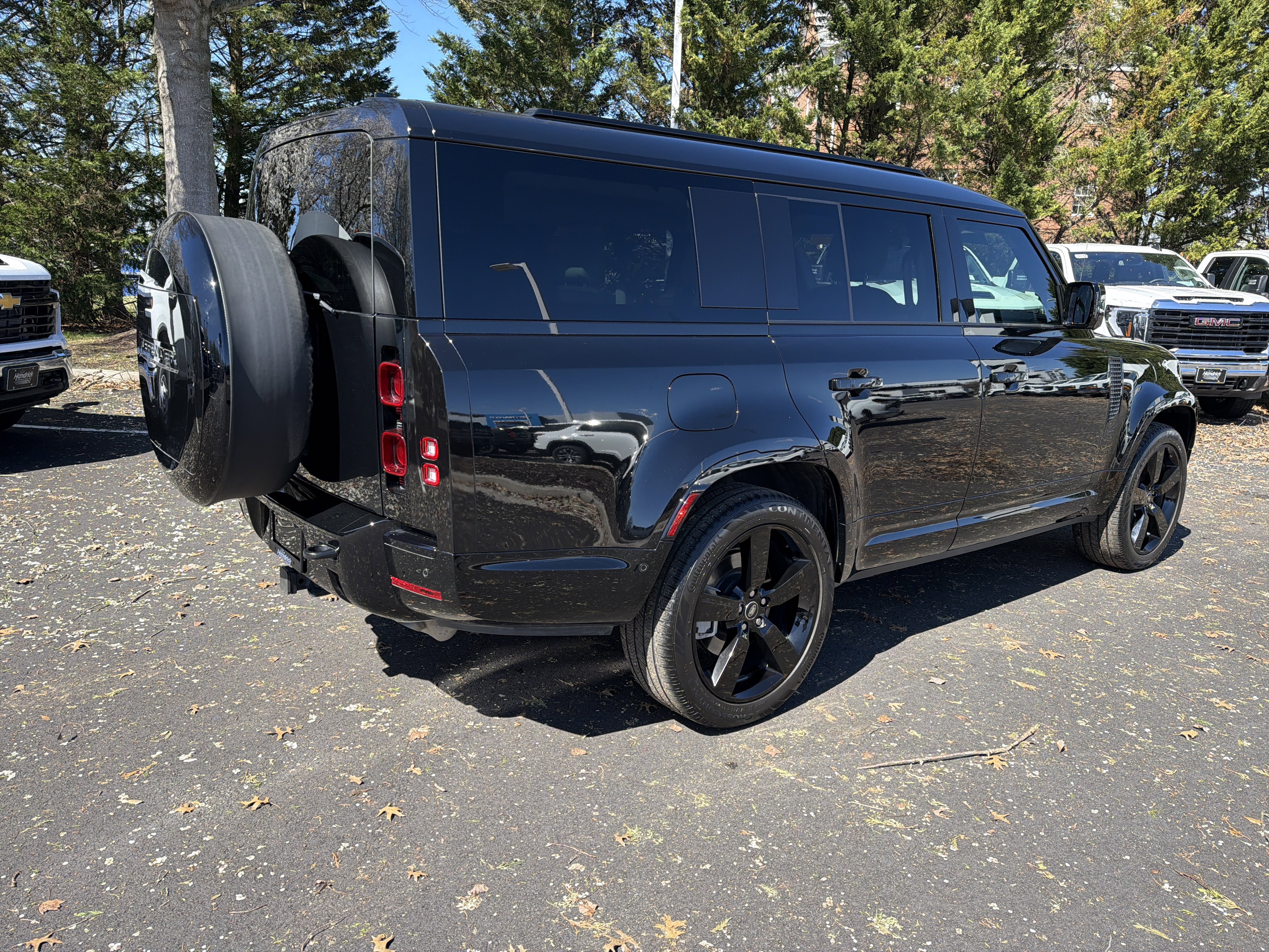 Used 2025 Land Rover Defender 130 X-Dynamic SE image 10